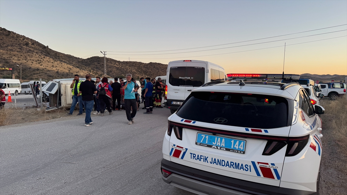 Kırıkkale'deki işçi servisi kazasında 13 kişi yaralandı