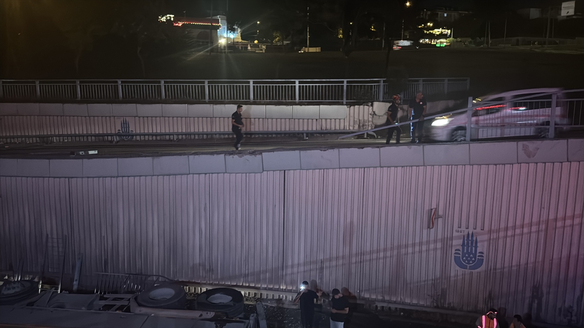 Avcılar'da İBB asfalt kamyonu kazası: Sürücü yaralı