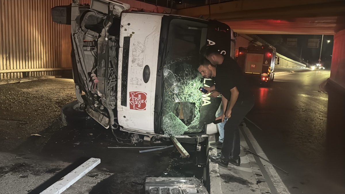 Avcılar'da İBB asfalt kamyonu kazası: Sürücü yaralı