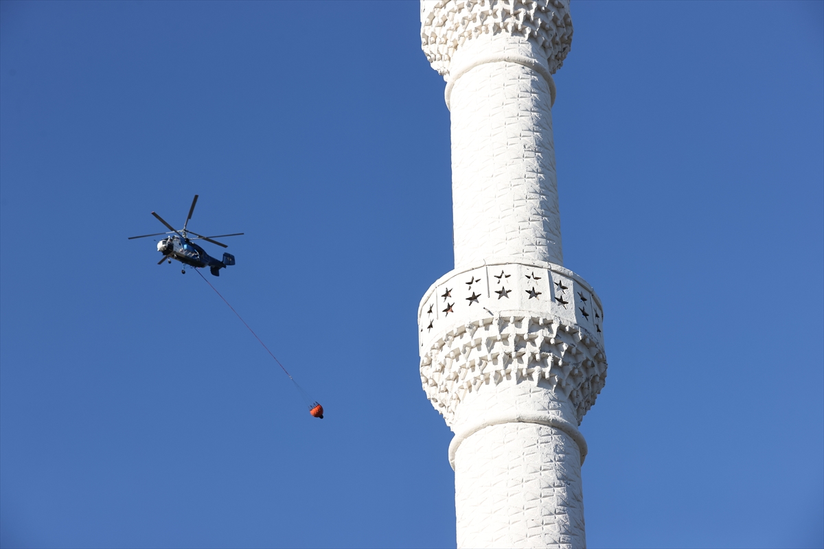 Antalya'da ormanlık alandaki yangına müdahale sürüyor