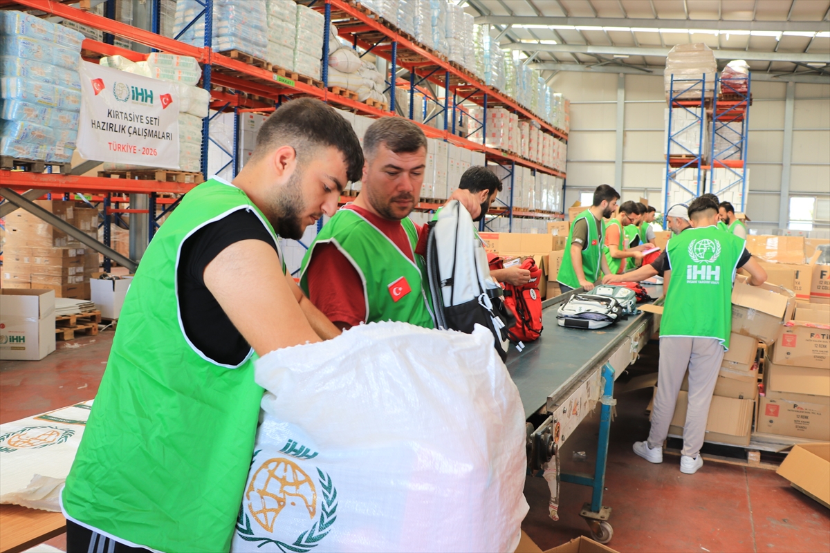 İHH: Türkiye genelinde 2 bin öğrenciye kırtasiye yardımı