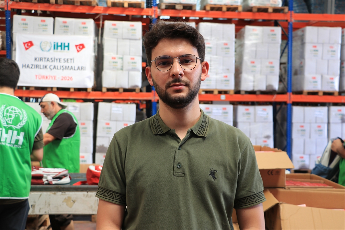 İHH: Türkiye genelinde 2 bin öğrenciye kırtasiye yardımı