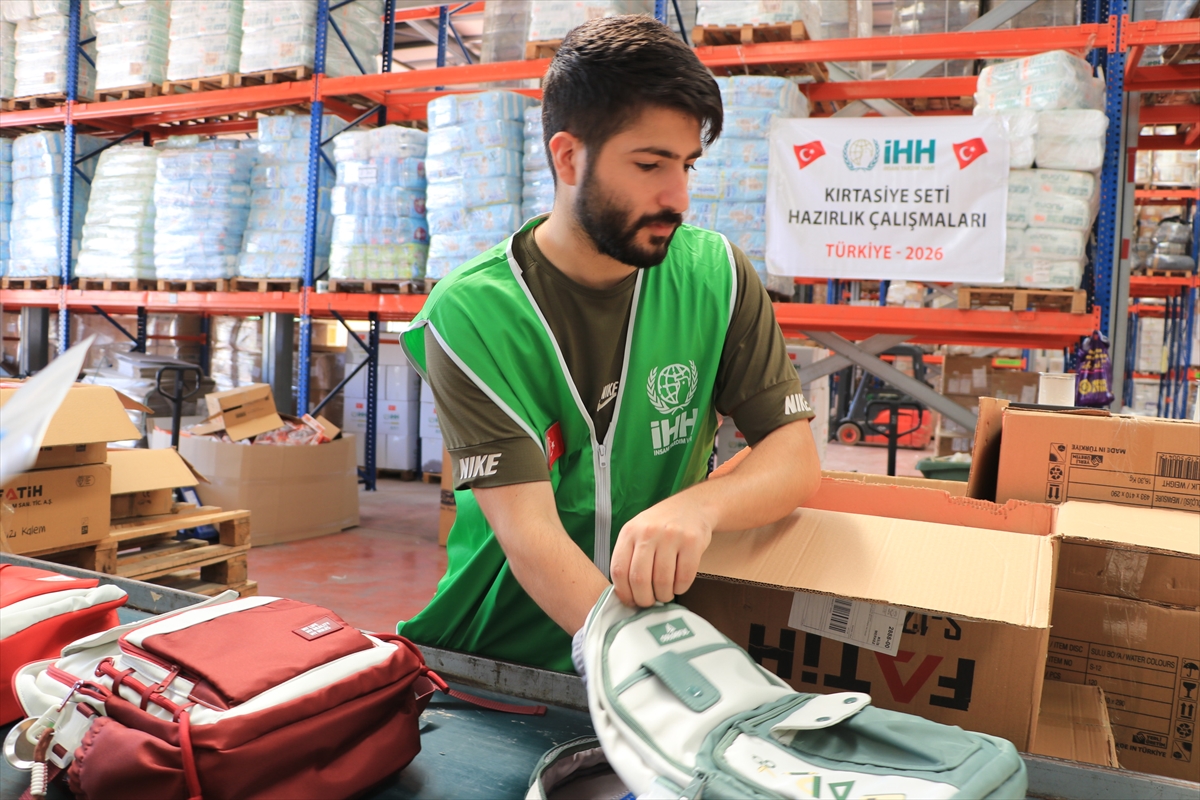 İHH: Türkiye genelinde 2 bin öğrenciye kırtasiye yardımı