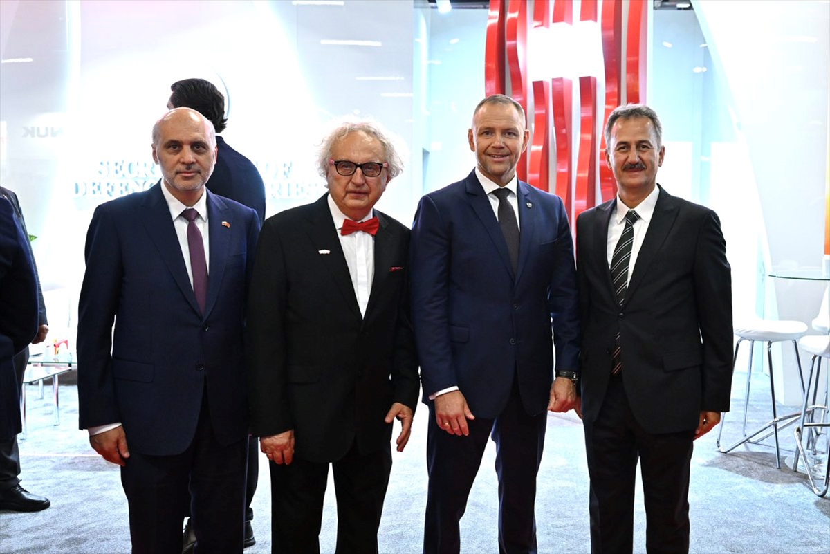 Polonya Cumhurbaşkanı Nawrocki MSPO'da Türk stantlarını ziyaret etti
