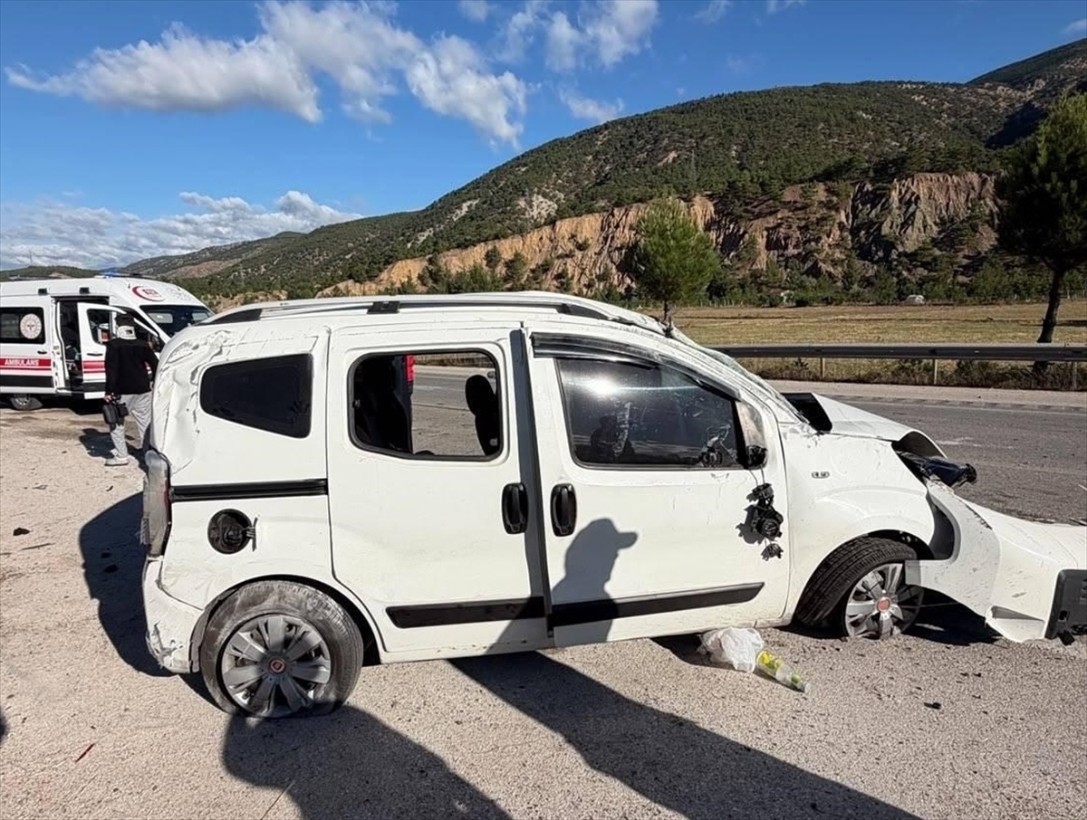 Tokat Reşadiye'de kaza: Hafif ticari araç devrildi, 4 yaralı