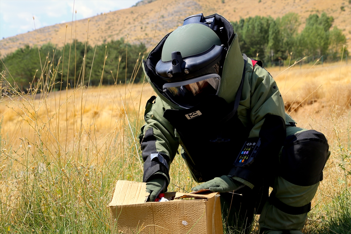 Bomba İmha Uzmanı: Şüpheli Cisme Dokunmayın, Haber Verin
