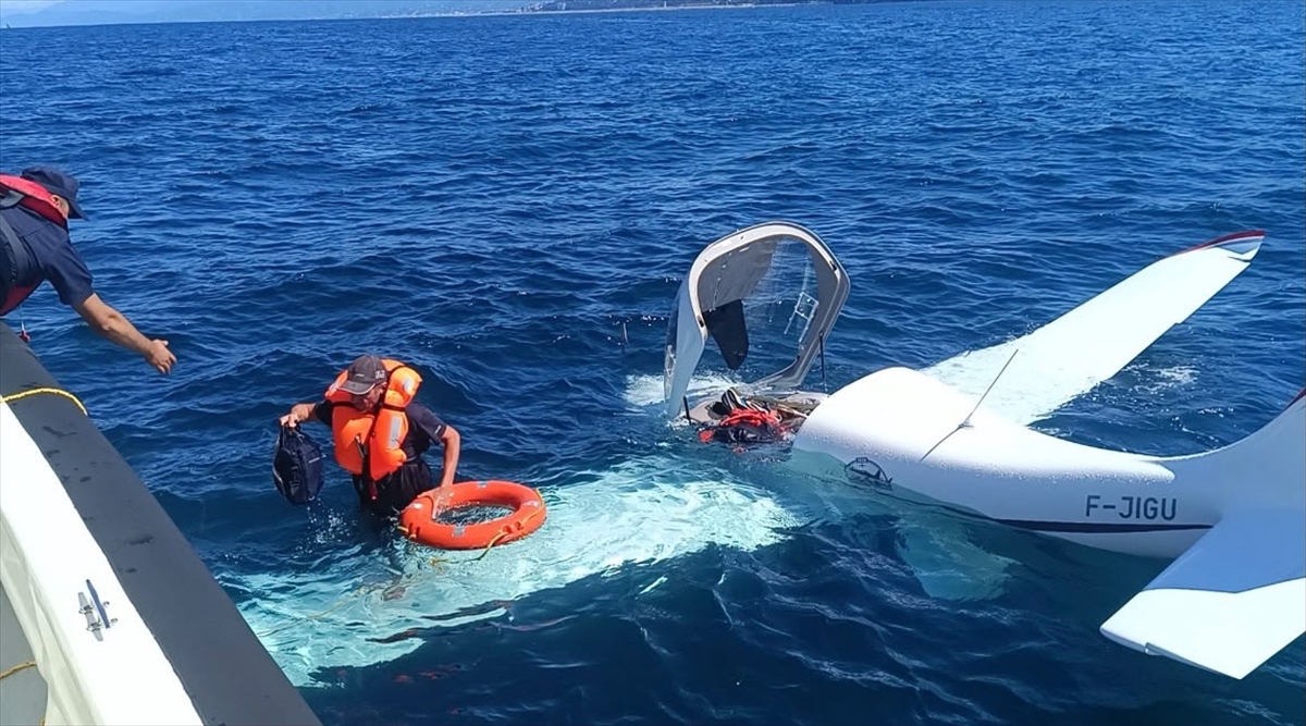 GÜNCELLEME 2 - Gürcistan'dan kalkan iki kişilik özel uçak Rize açıklarında denize acil iniş yaptı