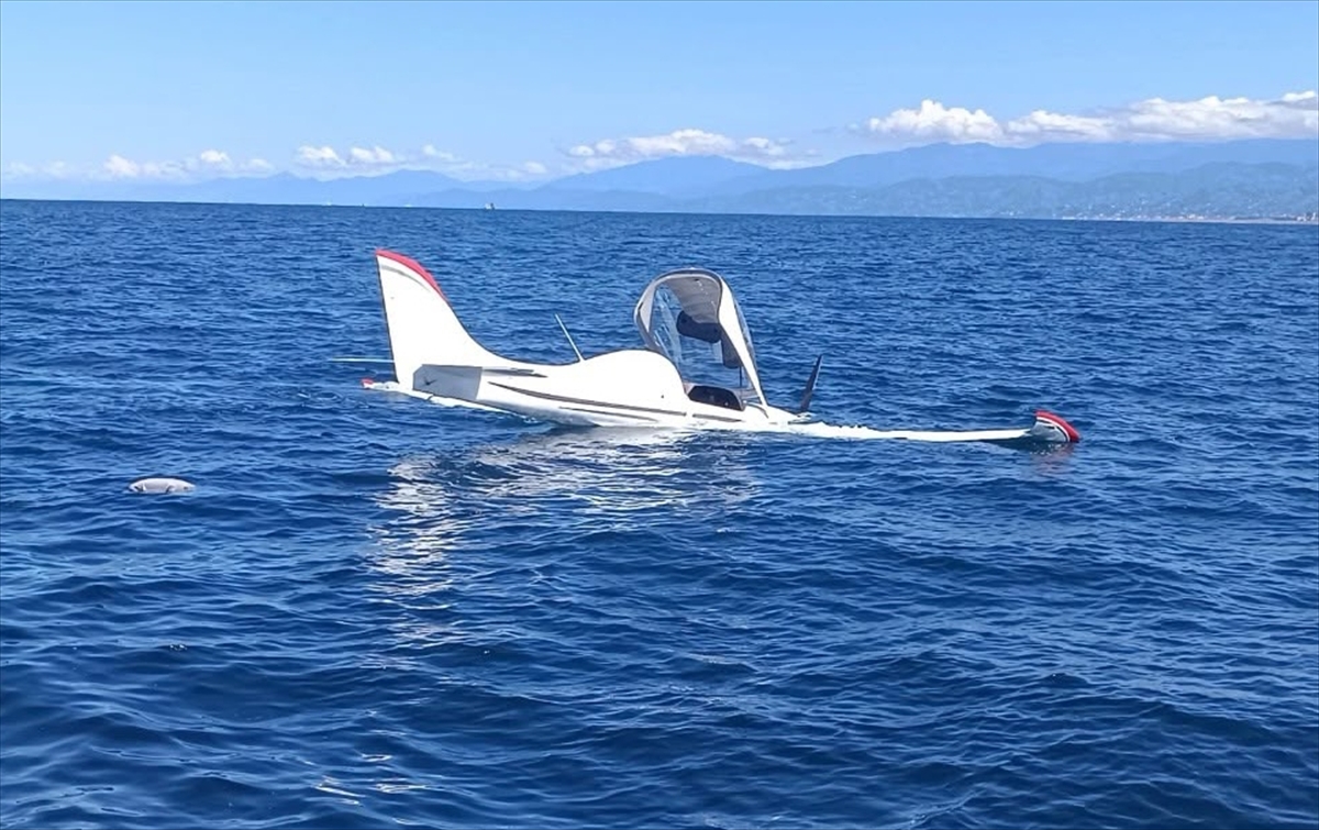GÜNCELLEME 2 - Gürcistan'dan kalkan iki kişilik özel uçak Rize açıklarında denize acil iniş yaptı