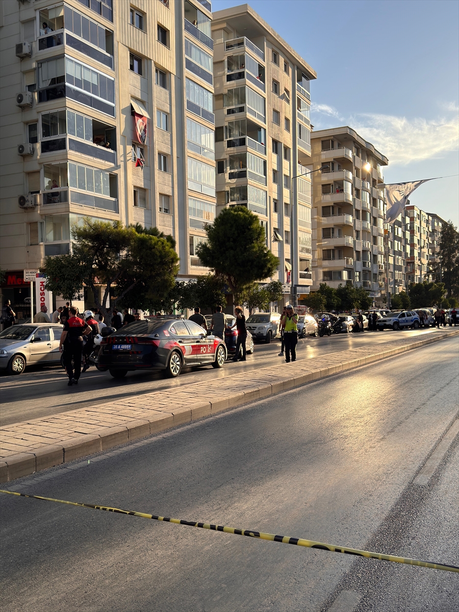 İzmir'de bankada rehin alma iddiası üzerine bölgeye ekipler sevk edildi