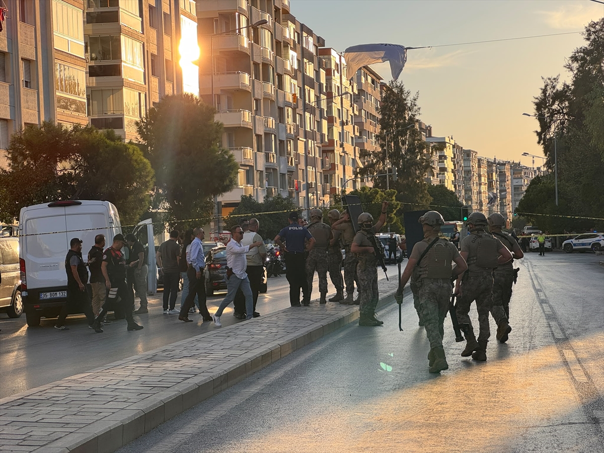 İzmir'de bankada rehin alma iddiası üzerine bölgeye ekipler sevk edildi