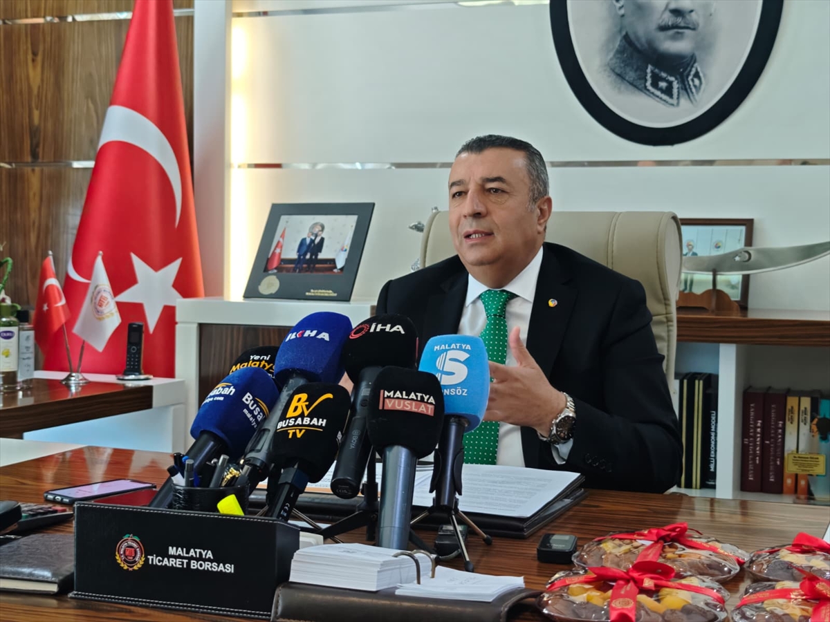 Malatya'da İHA Yarışmacılarına Yarım Ton Kuru Kayısı Dağıtıldı