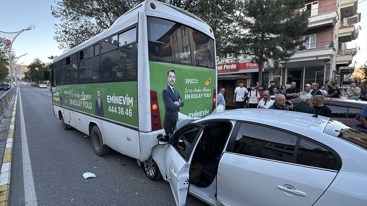Erzincan'da belediye otobüsü kazası: Sürücü ağır yaralı