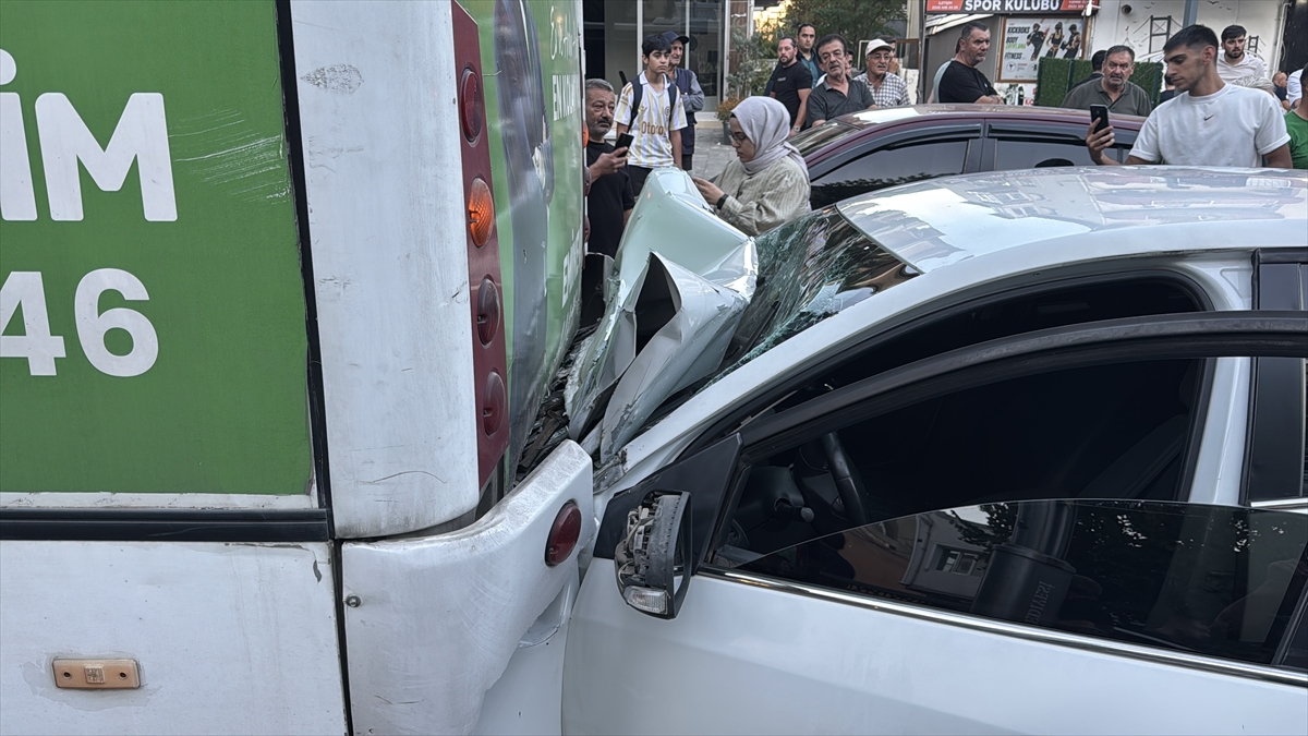 Erzincan'da belediye otobüsü kazası: Sürücü ağır yaralı