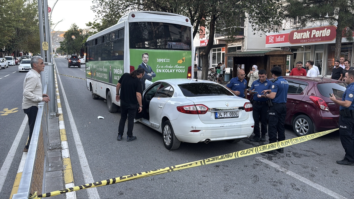 Erzincan'da belediye otobüsü kazası: Sürücü ağır yaralı