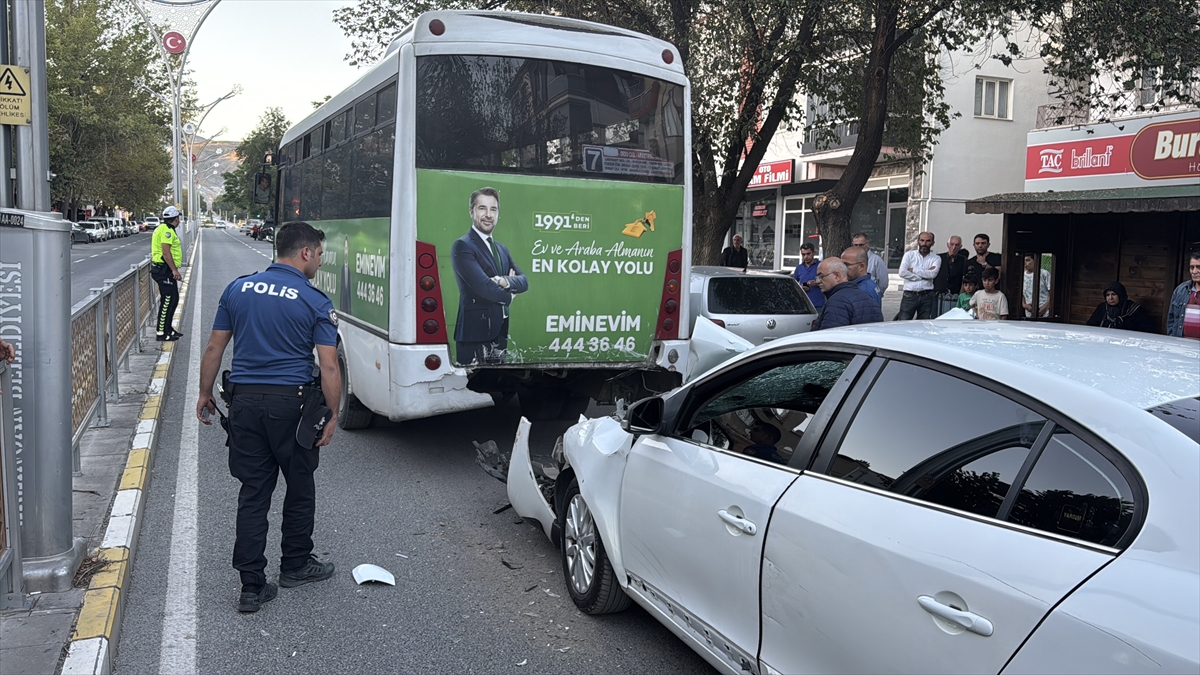 Erzincan'da belediye otobüsü kazası: Sürücü ağır yaralı