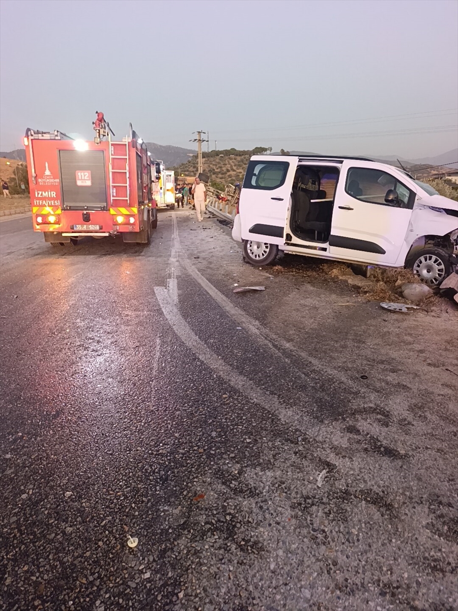 İzmir Ödemiş'te trafik kazası: Tır ile hafif ticari araç çarpıştı, 4 yaralı