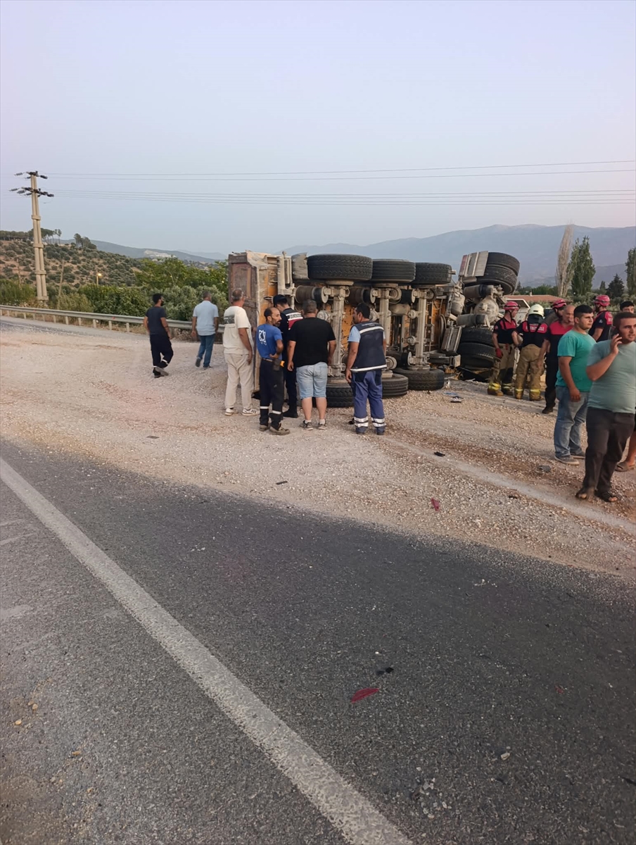 İzmir Ödemiş'te trafik kazası: Tır ile hafif ticari araç çarpıştı, 4 yaralı