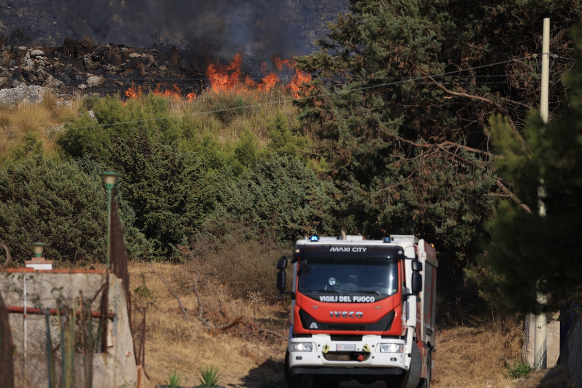 İtalya'nın Sicilya Adası'ndaki orman yangını yerleşim yerlerini tehdit ediyor