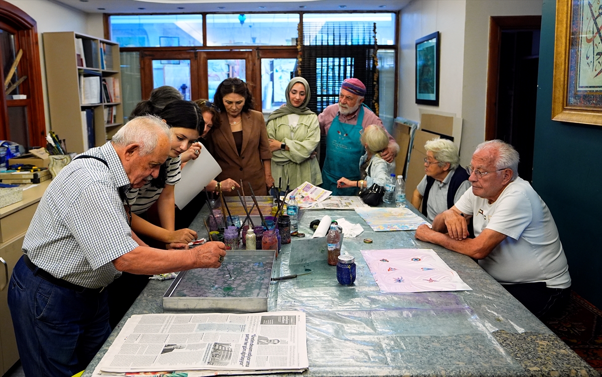 Huzurevi sakinleri Hikmet Barutçugil'in atölyesinde ebru çalışması yaptı