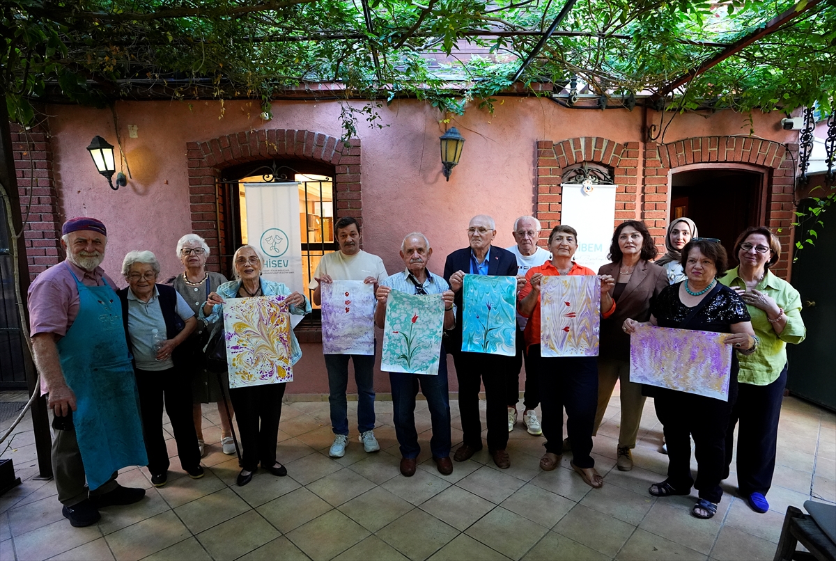 Huzurevi sakinleri Hikmet Barutçugil'in atölyesinde ebru çalışması yaptı