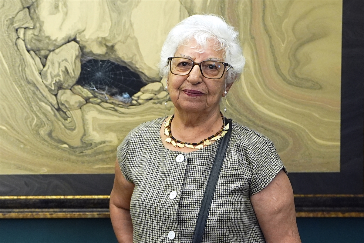 Huzurevi sakinleri Hikmet Barutçugil'in atölyesinde ebru çalışması yaptı