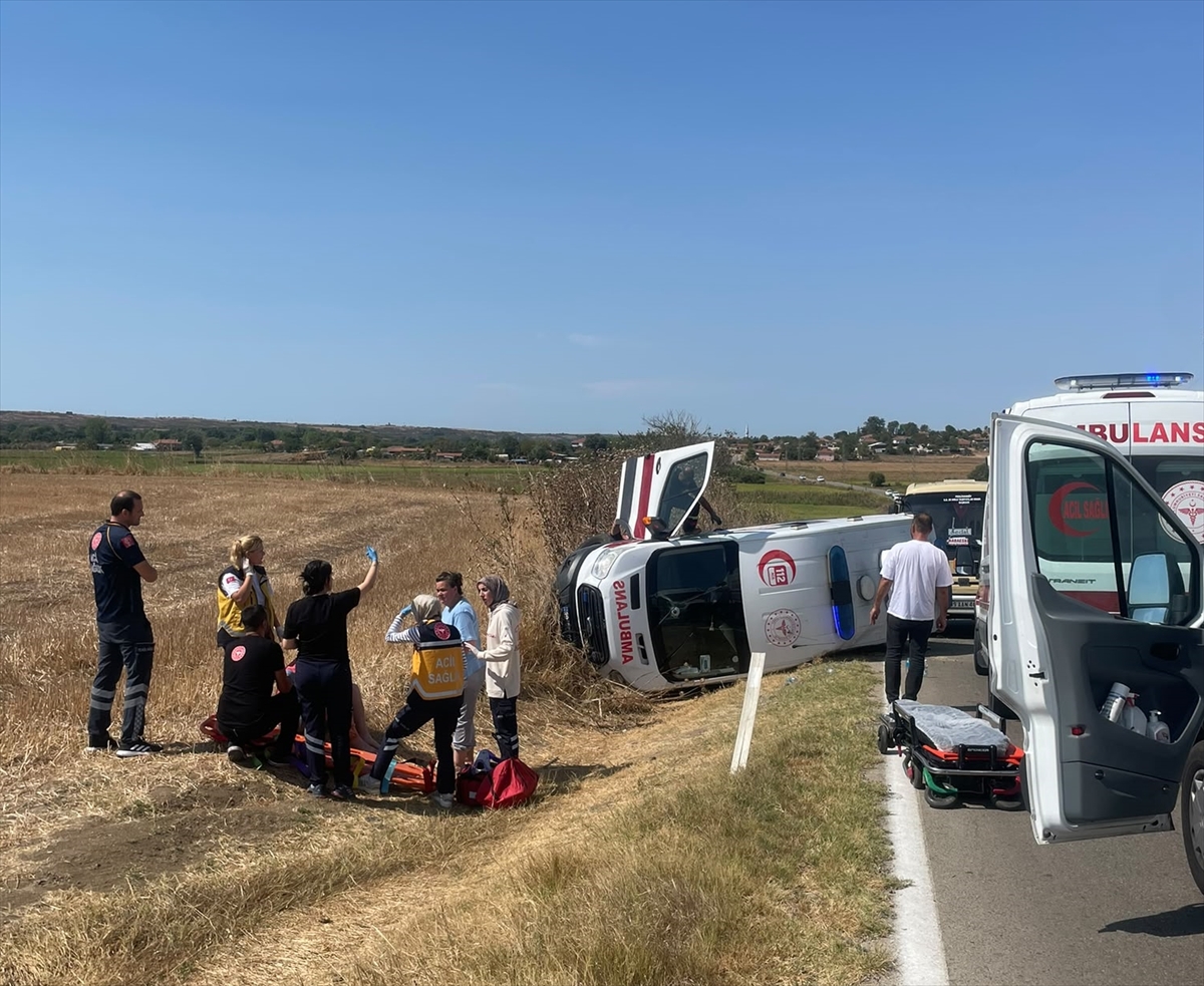 Kırklareli'nde ambulans ve iki otomobil çarpıştı: 5 yaralı