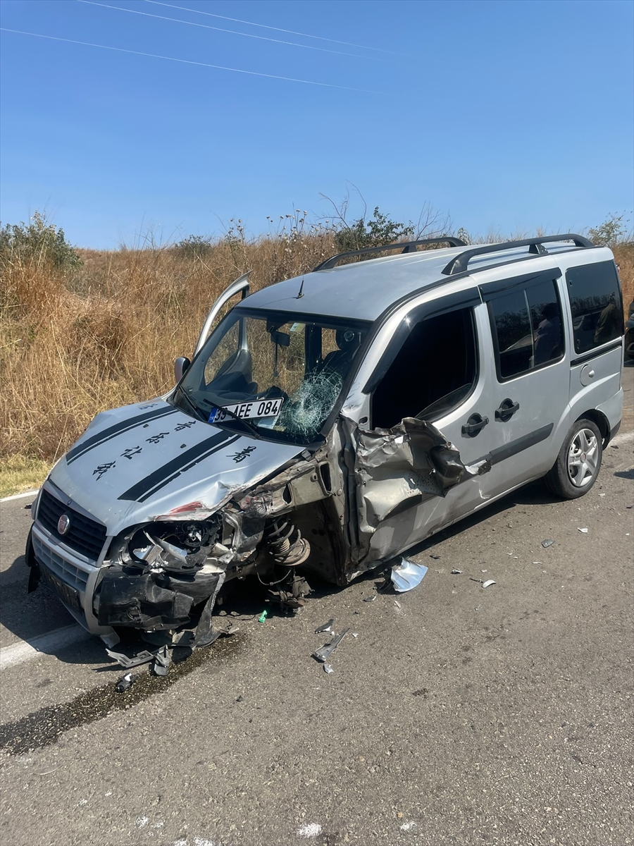 Kırklareli'nde ambulans ve iki otomobil çarpıştı: 5 yaralı