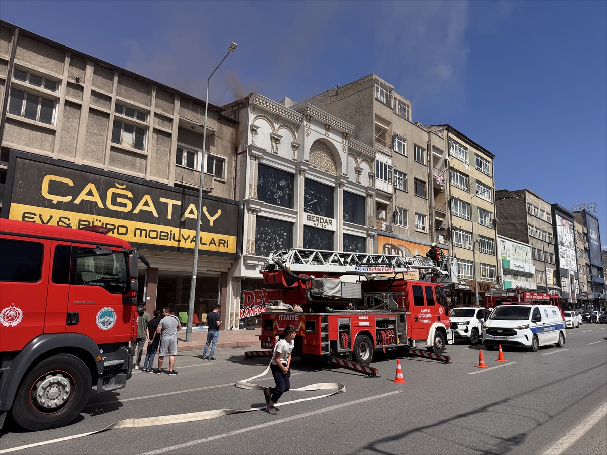 Kayseri Kocasinan'da avize imalathanesi yangını söndürüldü