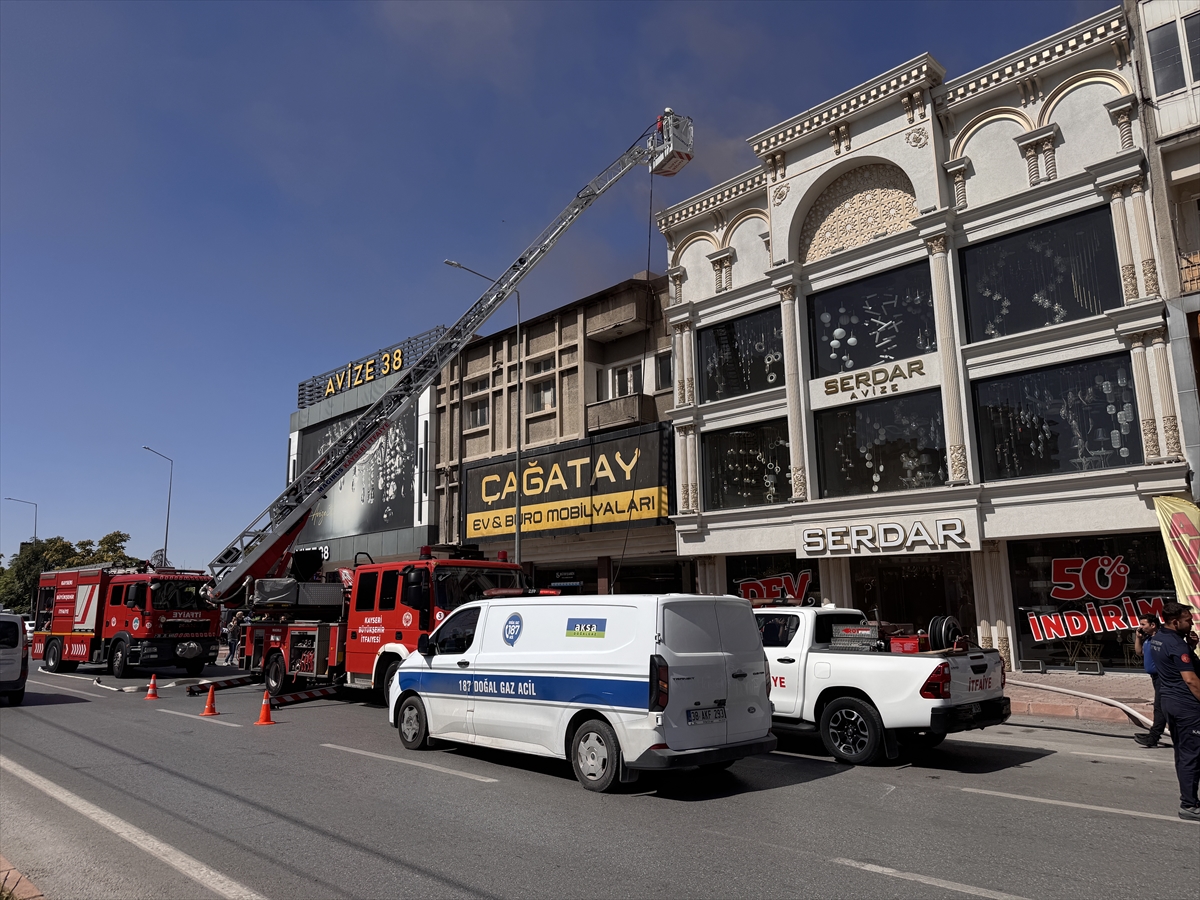 Kayseri Kocasinan'da avize imalathanesi yangını söndürüldü
