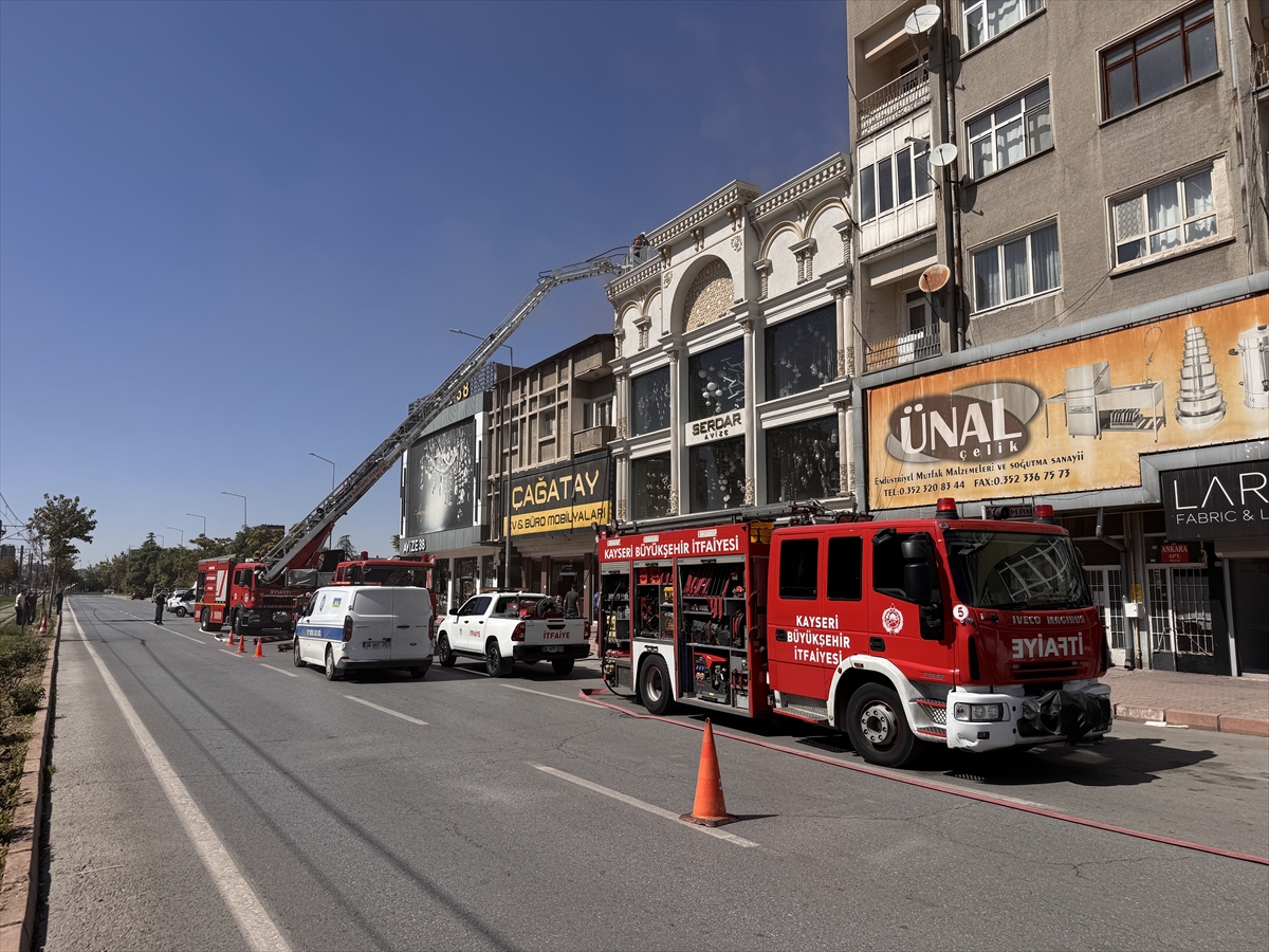 Kayseri Kocasinan'da avize imalathanesi yangını söndürüldü