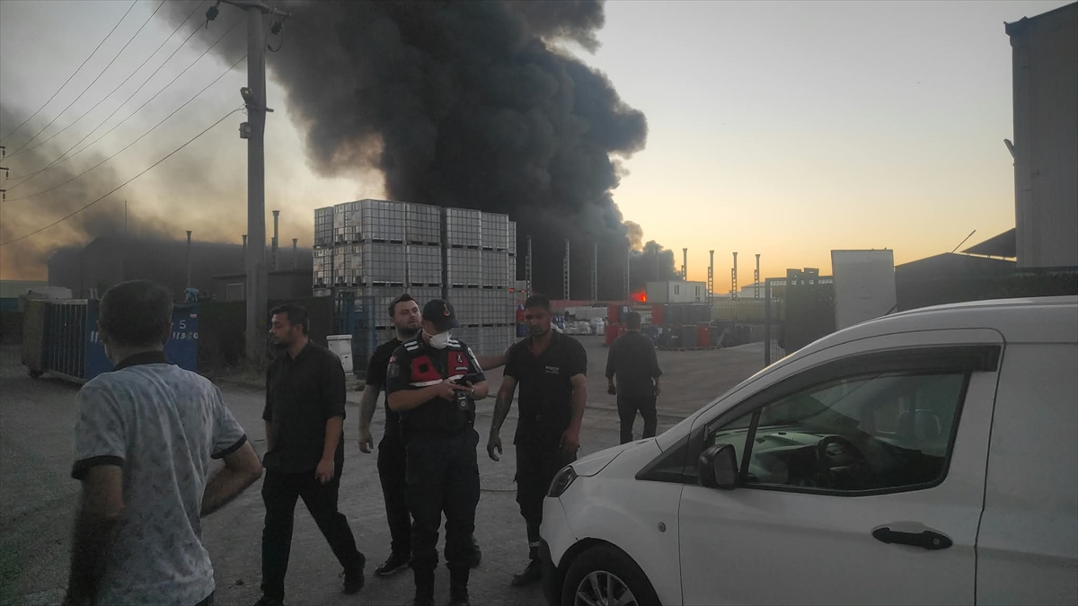 Bolu Gerede'deki geri dönüşüm fabrikası yangınına müdahale