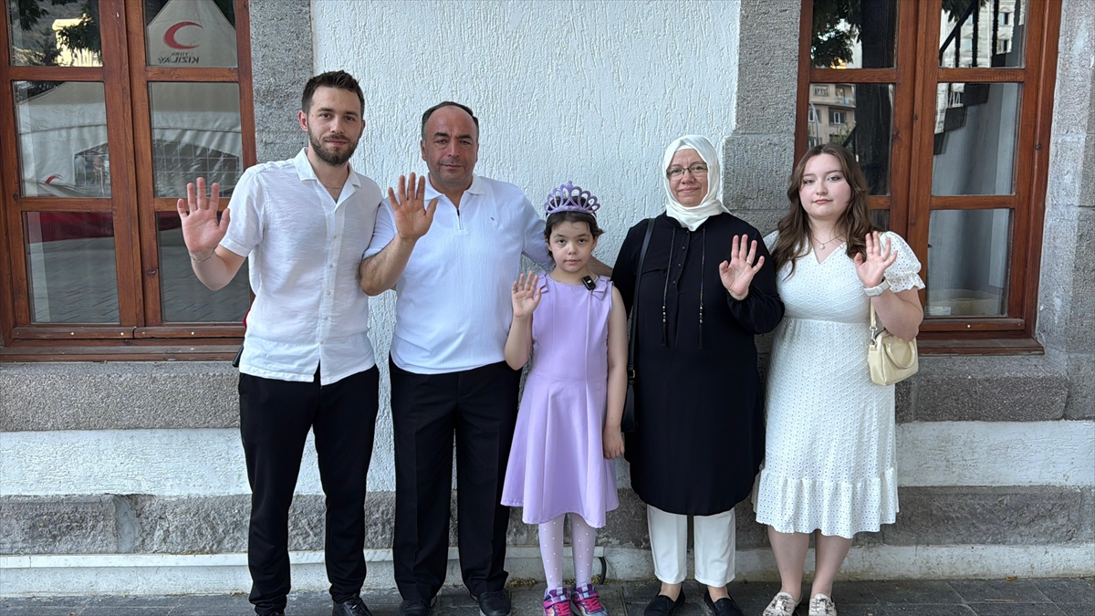 Afyonkarahisar'da Gülsüm Efsa: Lösemi zaferi balonlarla kutlandı