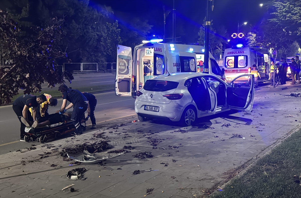 Sivas'ta trafik kazası: Aydınlatma direğine çarpan otomobilde 3 yaralı
