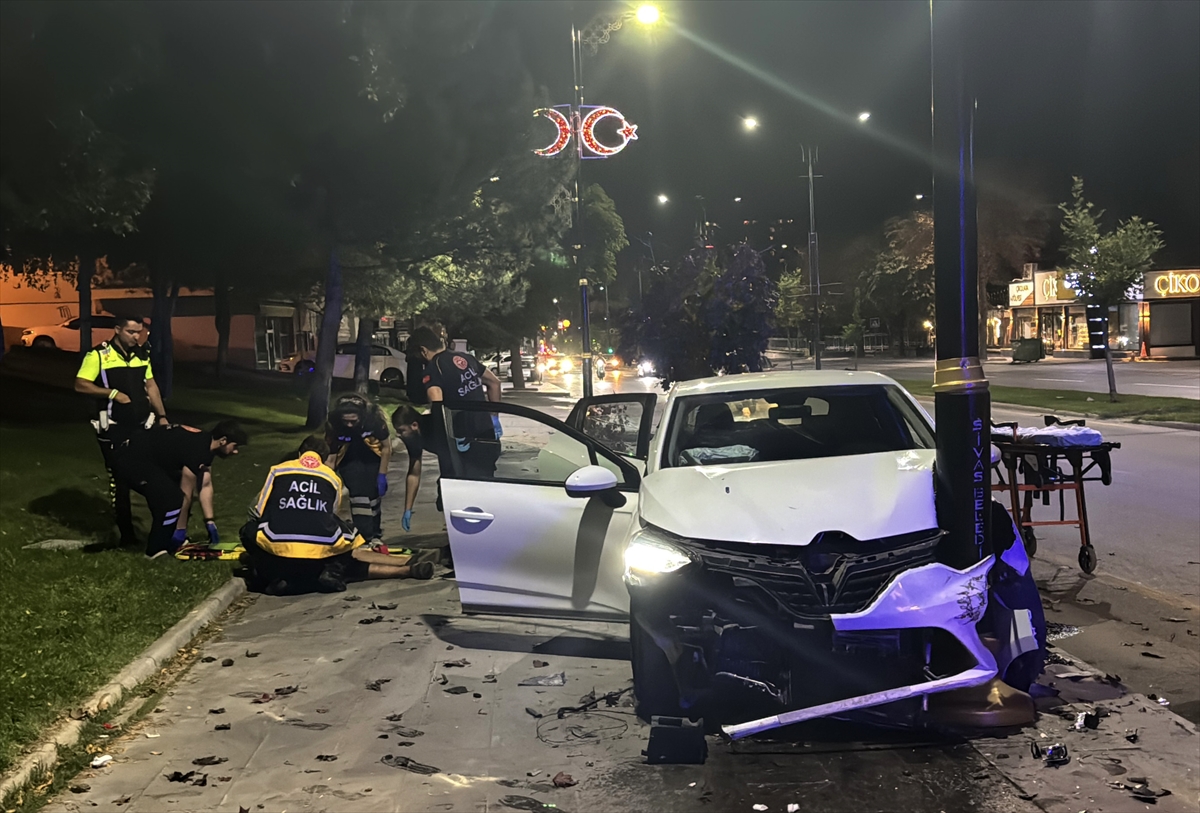 Sivas'ta trafik kazası: Aydınlatma direğine çarpan otomobilde 3 yaralı