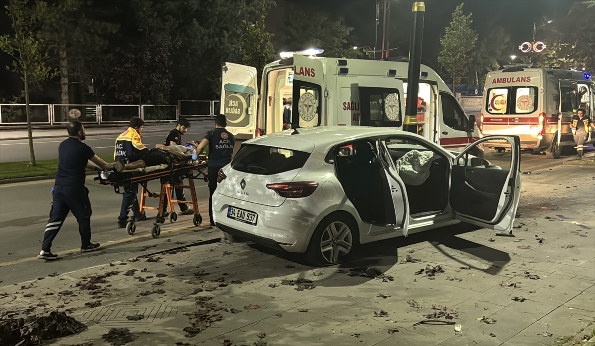Sivas'ta trafik kazası: Aydınlatma direğine çarpan otomobilde 3 yaralı