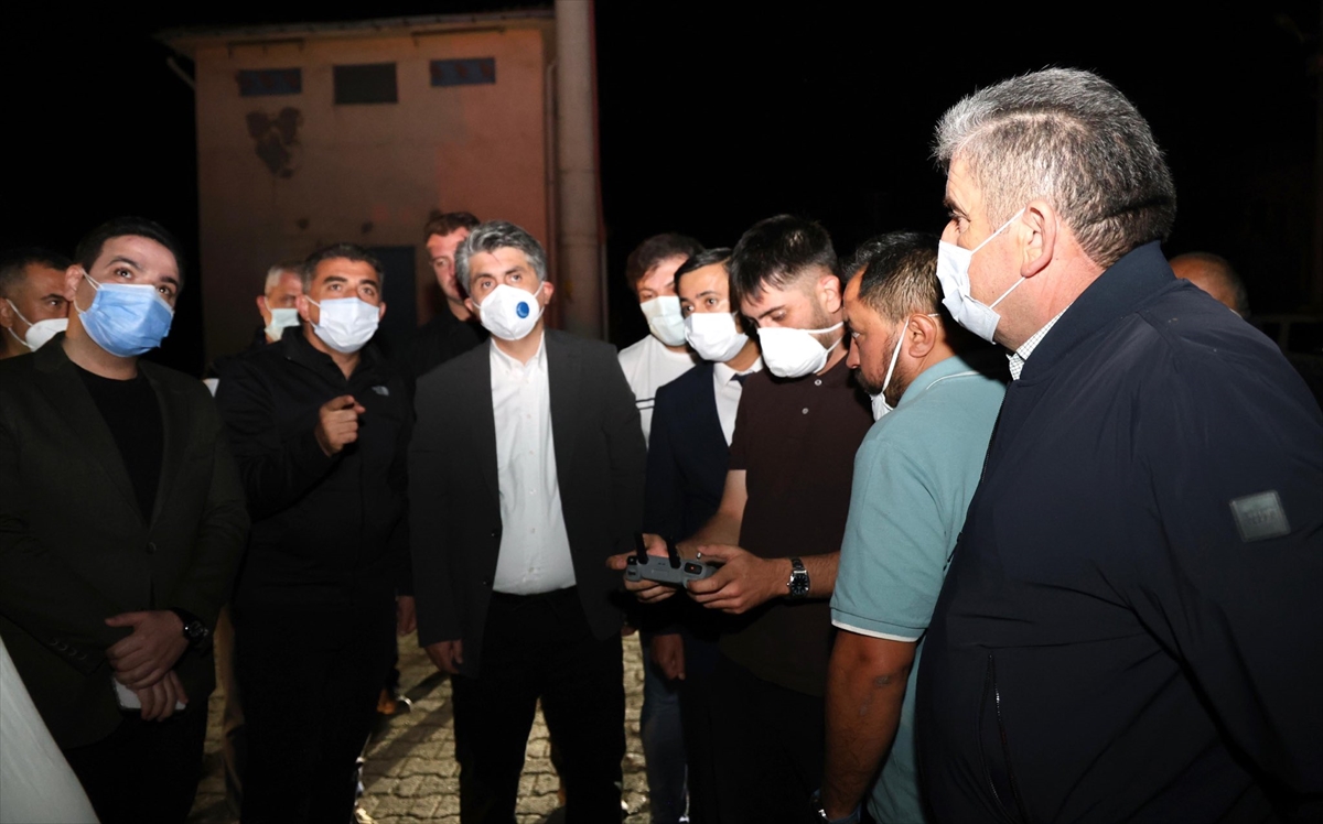 Bolu'da yangın çıkan geri dönüşüm deposunda soğutma çalışmaları sürüyor