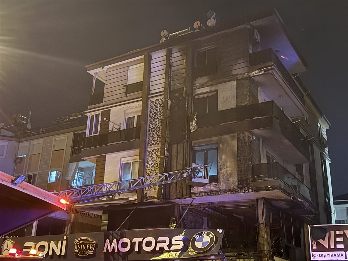 Antalya'da oto galeri yangını: Apartman da etkilendi