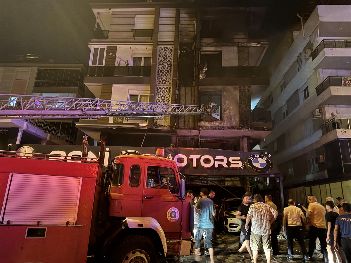 Antalya'da oto galeri yangını: Apartman da etkilendi