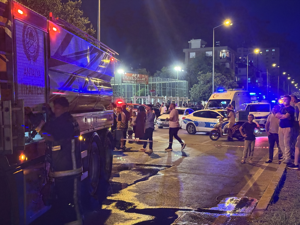 Antalya'da oto galeri yangını: Apartman da etkilendi