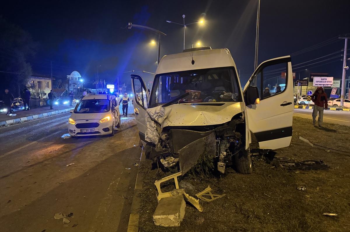 Bartın'da feci kaza: Düğün dönüşü 21 kişi yaralandı