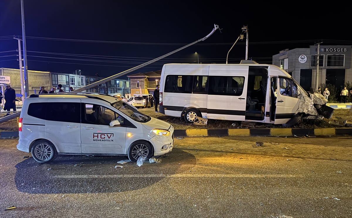 Bartın'da feci kaza: Düğün dönüşü 21 kişi yaralandı