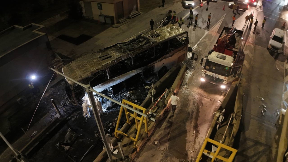 Eyüpsultan'da bariyerlere çarpan yolcu otobüsünde çıkan yangında 2 kişi öldü, 8 kişi yaralandı