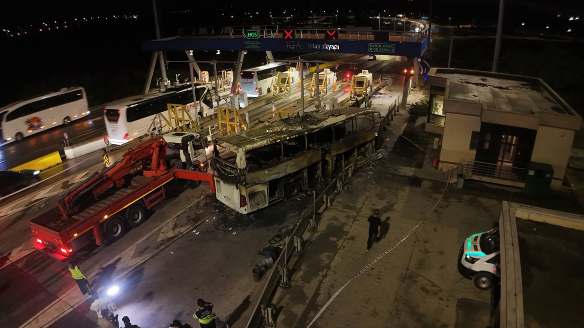 Eyüpsultan'da bariyerlere çarpan yolcu otobüsünde çıkan yangında 2 kişi öldü, 8 kişi yaralandı