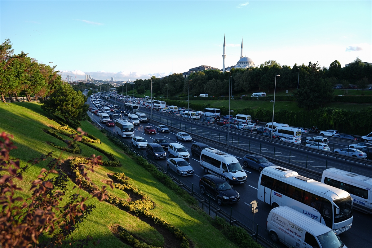 İstanbul'da yeni eğitim öğretim yılının ilk gününde trafik yoğunluğu