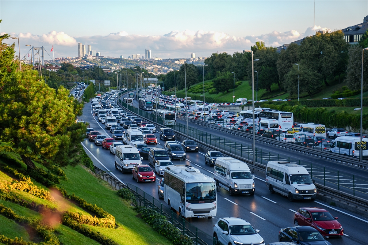 İstanbul'da yeni eğitim öğretim yılının ilk gününde trafik yoğunluğu