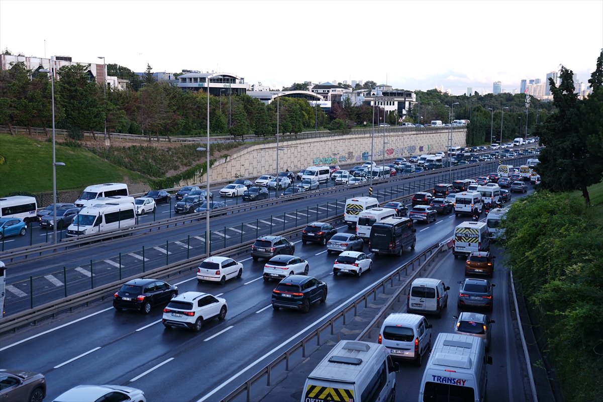 İstanbul'da yeni eğitim öğretim yılının ilk gününde trafik yoğunluğu