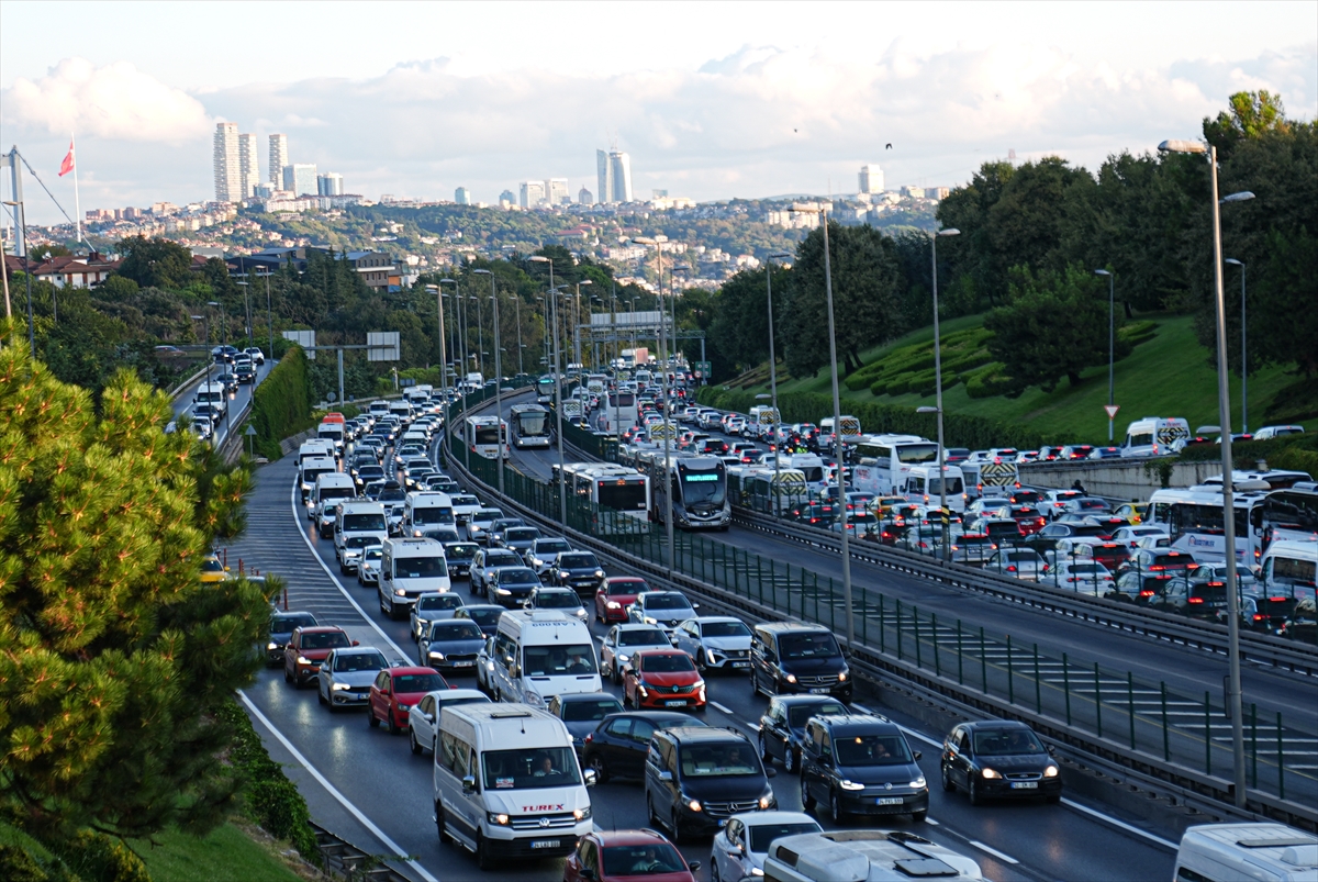 İstanbul'da yeni eğitim öğretim yılının ilk gününde trafik yoğunluğu