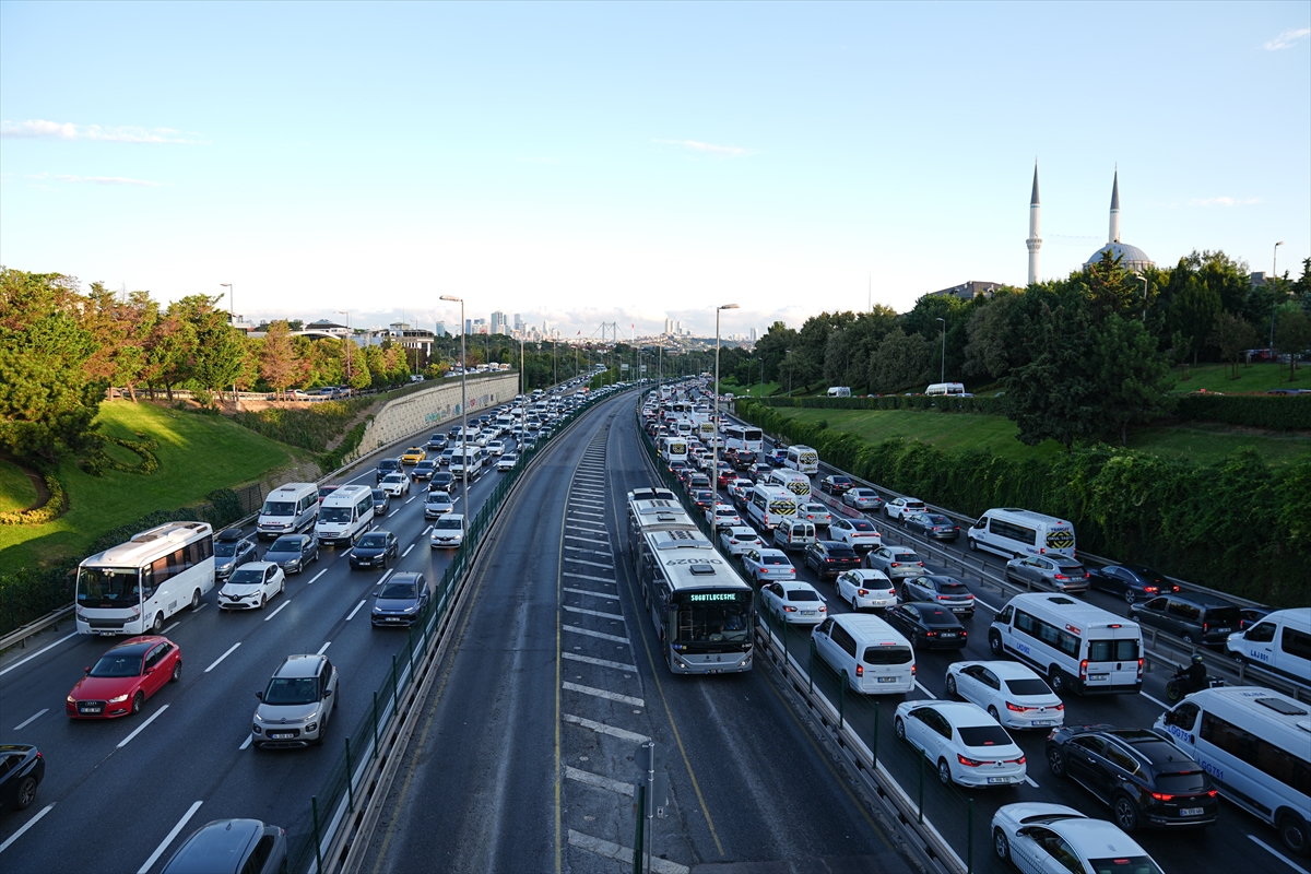 İstanbul'da yeni eğitim öğretim yılının ilk gününde trafik yoğunluğu