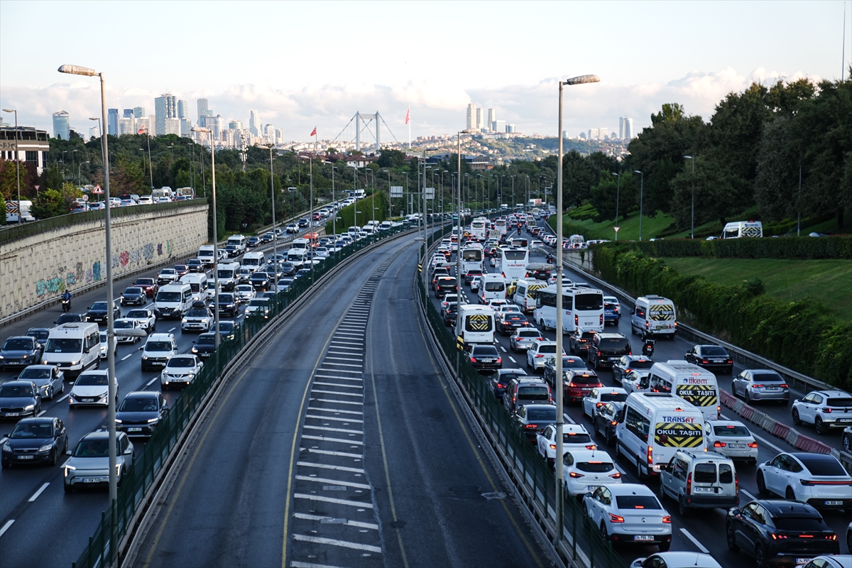 İstanbul'da yeni eğitim öğretim yılının ilk gününde trafik yoğunluğu