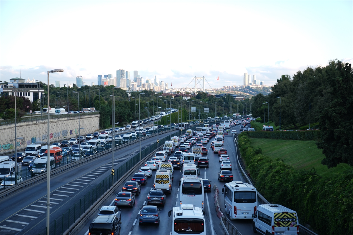 İstanbul'da yeni eğitim öğretim yılının ilk gününde trafik yoğunluğu